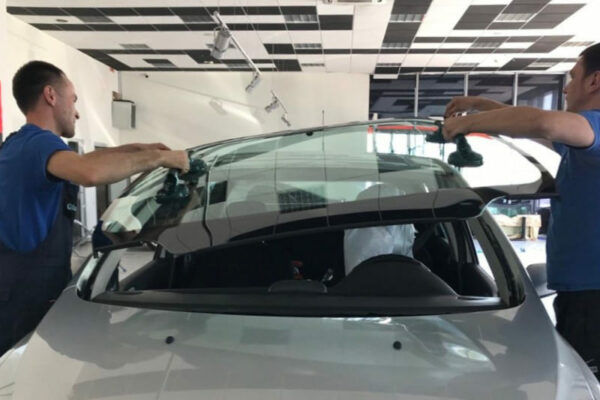 Установка скла на авто в Києві: безпека, комфорт і надійність щодня